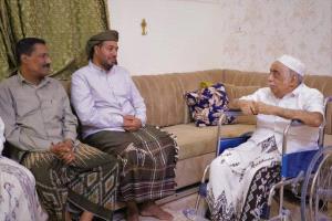 ​نائب رئيس مؤتمر حضرموت الجامع يزور الإذاعي المخضرم والفنان المسرحي كمال سالم الحامد