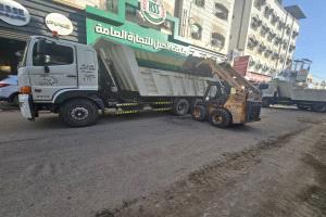 لليوم الثاني على التوالي.. استمرار حملة صندوق النظافة في الشيخ عثمان لرفع مخلفات الأمطار