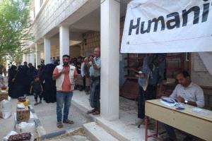 ​بجهود ومتابعة من شيخ منطقة الحبيل.. تدشين توزيع 130 سلة غذائية بقرية الحبيل السفلى بمديرية تبن