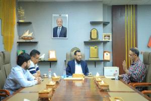 وزير الدولة محافظ عدن يناقش تطوير خدمات البريد