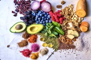 انخفاض السكر المفاجئ؟ إليك 6 أطعمة ترفعه بسرعة وتجنب المضاعفات