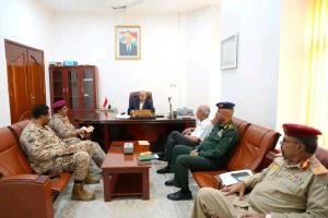 عضو مجلس القيادة الرئاسي محافظ حضرموت يترأس اجتماعاً للجنة الأمنية للوقوف على مستوى تنفيذ المهام الأمنية بالمحافظة