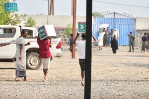 إغاثي الملك سلمان” يقدم مساعدات غذائية ومعيشية للأسر النازحة والمحتاجين في عدة محافظات يمنية