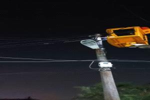 تنفيذ أعمال صيانة وتركيب كشافات إنارة في حي المدينة البيضاء بخورمكسر