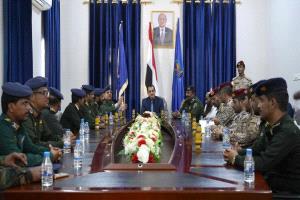 وزير الدفاع ووكيل وزارة الداخلية يتفقدان سير العملية التعليمية في كلية الشرطة بالمكلا