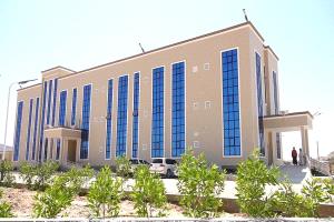 وكيل حضرموت يطلع على مستوى إنجاز تجهيزات مستشفى المدينة الخيري