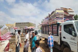 الخلية الإنسانية تباشر تقديم المساعدات الإغاثية لمنكوبي السيول في المخا وموزع