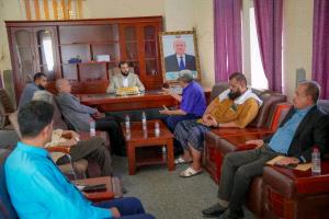 محافظ أبين يناقش مع مدير عام الأشغال العامة  مشاريع الطرق بالمحافظة ومستوى الإنجاز