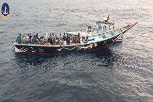 خفر السواحل يضبط قارب تهريب يقل 120 مهاجراً قبالة سواحل خليج عدن