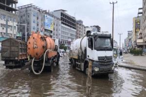 الداؤودي: تواصل أعمال شفط مياه الأمطار في عدد من شوارع 
وأحياء مديرية المنصورة