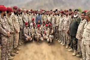 قائد الفرقة الرابعة اللواء رداد الهاشمي يُعايد المقاتلين ويُهنّئهم بعيد الفطر المبارك