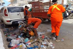 استمرار حملة صندوق النظافة في الشيخ عثمان لرفع مخلفات الأمطار