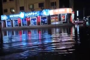 شوارع العاصمة المؤقتة عدن تغرق بمياه الصرف… وارتفاع مقلق في حالات الملاريا يدفع المواطنين لمناشدة المحافظ (فيديو)