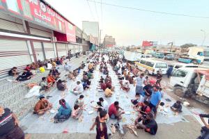 عدن.. أبناء منطقة اللحوم بمديرية دار سعد ينظمون مأدبة إفطار جماعي
