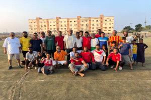 مهرجان كروي يجمع أبناء النصر في باوزير.. وفوز المخضرمين بهدفين نظيفين