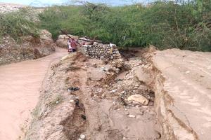 استمرار انهيار السواقي الزراعية والطرقات جراء الأمطار الغزيرة والسيول بمديرية حجر