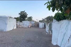 نازحون في مخيمات عدن يشكون استبعادهم من مساعدات برنامج الغذاء العالمي ويطالبون بالتحقيق