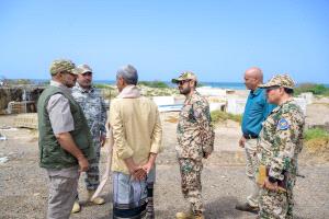 طارق صالح يتفقد المناطق المتضررة من السيول في ريف المخا ويوجّه بتكثيف الدعم للمنكوبين