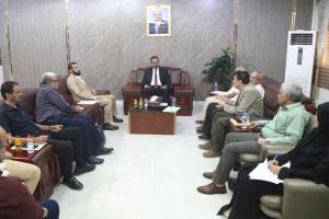 وزير الأشغال يناقش مع محافظ أبين أوضاع الطرق والمشاريع المتعثرة وسبل تسريع إنجازها