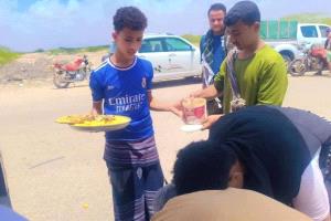 سيول أحور تعطل الطريق.. وأهل أبين يفتحون بيوتهم وقلوبهم للمسافرين