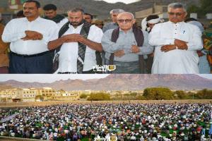 محافظ الضالع يؤدي مع جموع المصلين صلاة عيد الفطر المبارك في ملعب الصمود