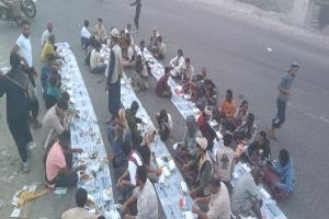 بدعم من فاعلة خير.. مؤسسة رؤيا المستقبل  تنظم وجبة إفطار صائم بمنطقة الكود