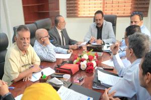وزير الأشغال يترأس اجتماع لجنة المناقصات بصندوق صيانة الطرق بعدن ويؤكد تعزيز الشفافية وتسريع تنفيذ المشاريع
