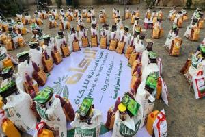 الحديدة: تدشن توزيع 500 سلة غذائية لأسر الشهداء والمحتاجين بالمراوعة