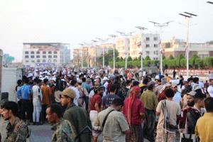ساحة العروض بعدن تمتلئ بآلاف المواطنين في ذكرى تحرير عدن