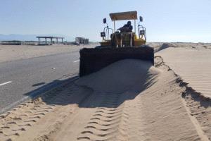 بتوجيهات وزير الأشغال حسين العقربي.. بدء أعمال إزالة الرمال  لطريق شقرة – الوضيع في أبين