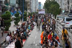 حشود كبيرة تحيي ذكرى تحرير عدن في شارع مدرم بالمعلا