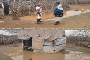 أمطار غزيرة تغمر مساكن ومخيمات النازحين في أبين