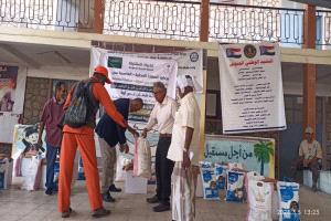 تدشين توزيع سلال غذائية لعمال صندوق النظافة تقديرا لجهودهم في الحفاظ على صحة البيئة بعدن