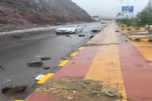 انهيارات صخرية تهدد سكان صنعاء وتدمر الشوارع