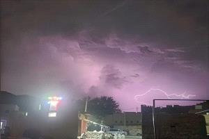 شبوة: سيول متوسطة تجتاح أودية بيحان وعسيلان وسط تحذيرات من استمرار المنخفض الجوي