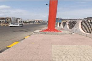 لوحة إعلانية تعرّض المارة للخطر في المعلّا.. دعوات لإزالة العوائق وتنظيم الشوارع