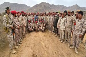 قائد الفرقة الرابعة اللواء رداد الهاشمي يُعايد المقاتلين ويُهنّئهم بعيد الفطر المبارك