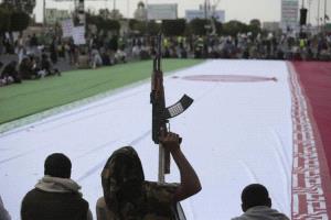 الحوثيون يواصلون استقطاب الشباب والأطفال في ظل أزمة معيشية حادة