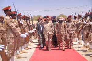 تحرك ميداني في سيئون… وزير الدفاع يقيم جاهزية المنطقة العسكرية الأولى ويشدد على رفع الكفاءة القتالية