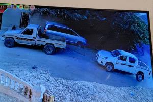 واقعة خطيرة في حضرموت.. مسلحون بزي عسكري يسطون على سيارة إذاعة القرآن الكريم في وضح النهار