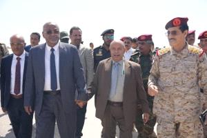 وصول وفد حكومي رفيع إلى المكلا.. ما الذي سيُناقش مع قيادة حضرموت؟