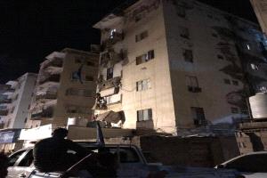 خطر كان متوقعًا.. انهيار بلكونات عمارة “مأرب” يكشف واقع المباني القديمة في المعلا