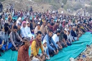 أمين عام محلي سرار يافع يؤدّي صلاة عيد الفطر مع جموع المصلين بعاصمة المديرية