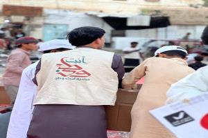 شباب صالون الأسطورة ومبادرة أنت وطن ينظمان إفطار وعشاء جماعي في سوق سيئون العام