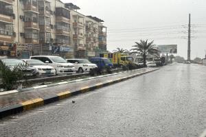 أمطار غزيرة تهطل بحي إنماء في عدن
