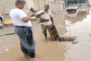 السلطة المحلية بمديرية المنصورة تستنفر جهودها عقب الأمطار الغزيرة التي شهدته العاصمة عدن