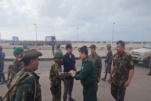 وزير الداخلية يتفقد النقاط الأمنية في عدن ويهنئ منتسبيها بعيد الفطر