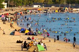 جولد مور تعود للحياة.. آلاف الزوار يتدفقون إلى سواحل التواهي بعد سنوات من القيود