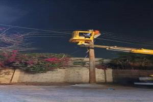 استمرار أعمال صيانة وتشغيل كشافات الإنارة في أحياء خورمكسر