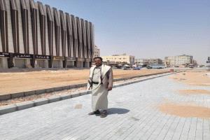 مدير عام الأشغال العامة بشبوة يتفقد أعمال رصف المواقف والساحات العامة بعتق